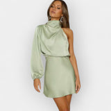 Rochie Satinată cu Design Asimetric