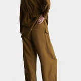 Costumul Sue Blazera cu rever îngust și pantaloni asortați